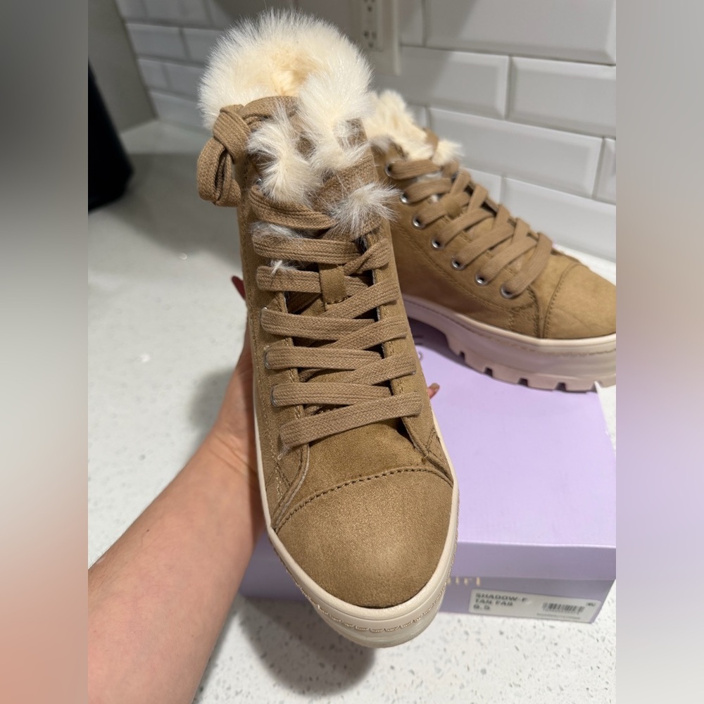 NEW 🤎🤍 Madden Girl Tan Sneakers with Fur Trim, Size 6.5